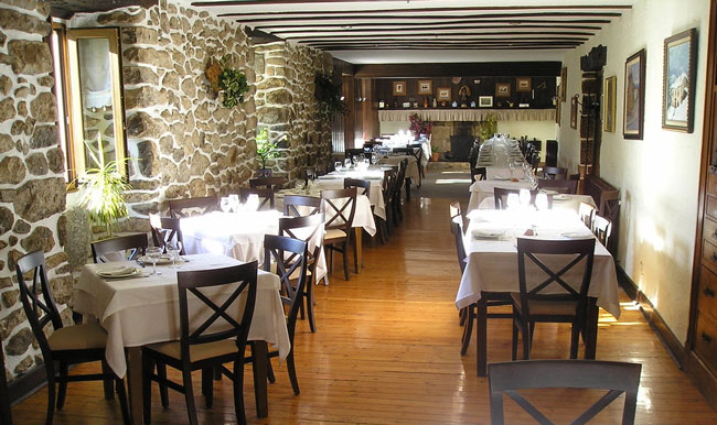 Goiko - Benta Ostatua interior de restaurante con mesas 